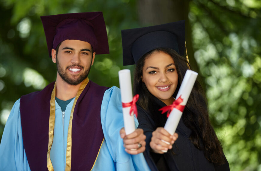 ¿Qué es una HSI y qué significa para los estudiantes latinos y sus familias?