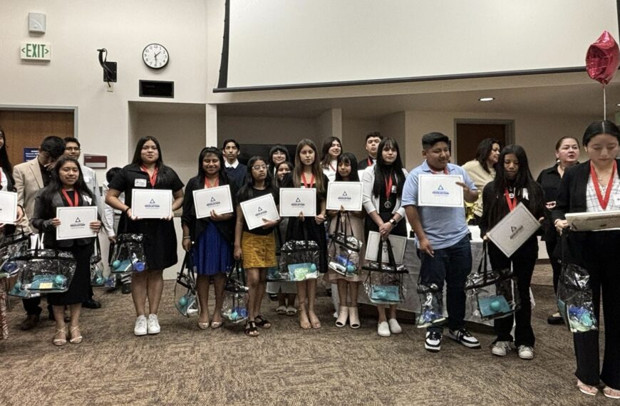 Estudiantes de educación para inmigrantes se dirigen al torneo estatal de oratoria