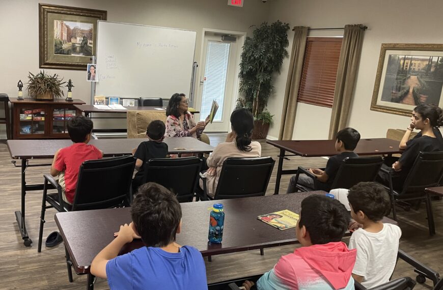 Autora galardonada lidera programa comunitario de lectura