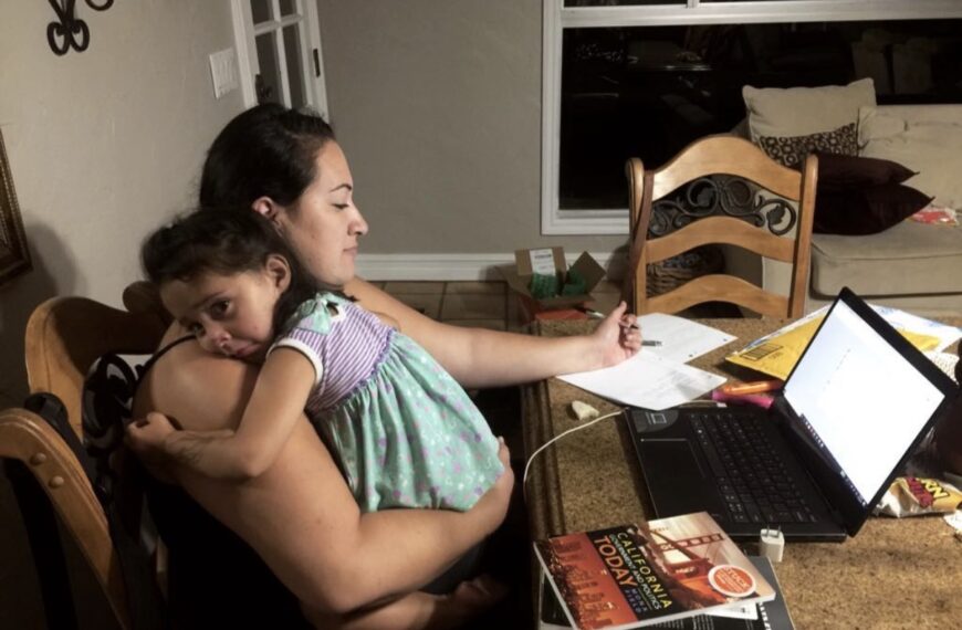 Cargan libros y generaciones: Latinas, maternidad y la búsqueda de la educación